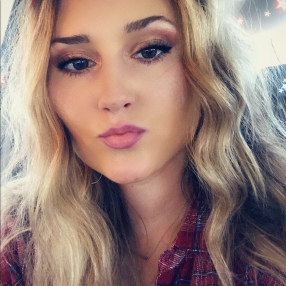 Meet your Posher, Tori - Picture 6 of 8